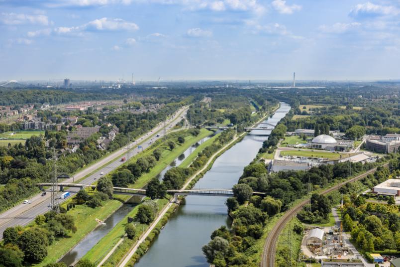 
	Während der naturnahen Umgestaltung der Emscher wandeln sich auch die Städte entlang des Flusses. Diesen Prozess begleiten Forscher der Universitätsallianz Ruhr.
