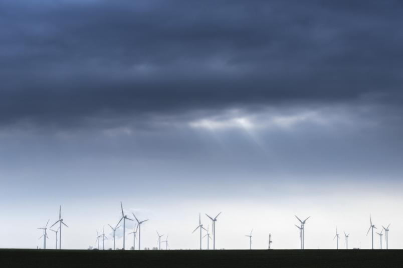 Windräder unter dunklem Himmel