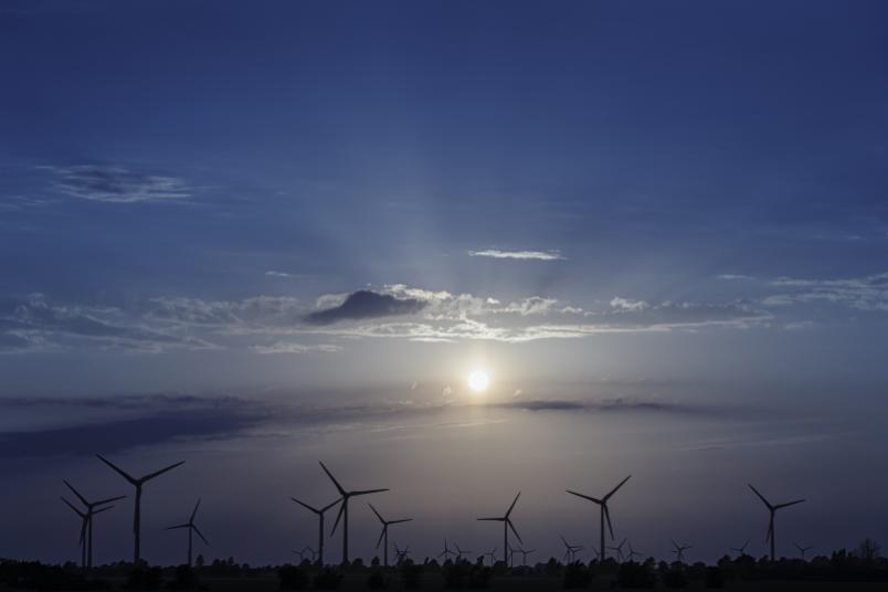 Windräder im Sonnenuntergang