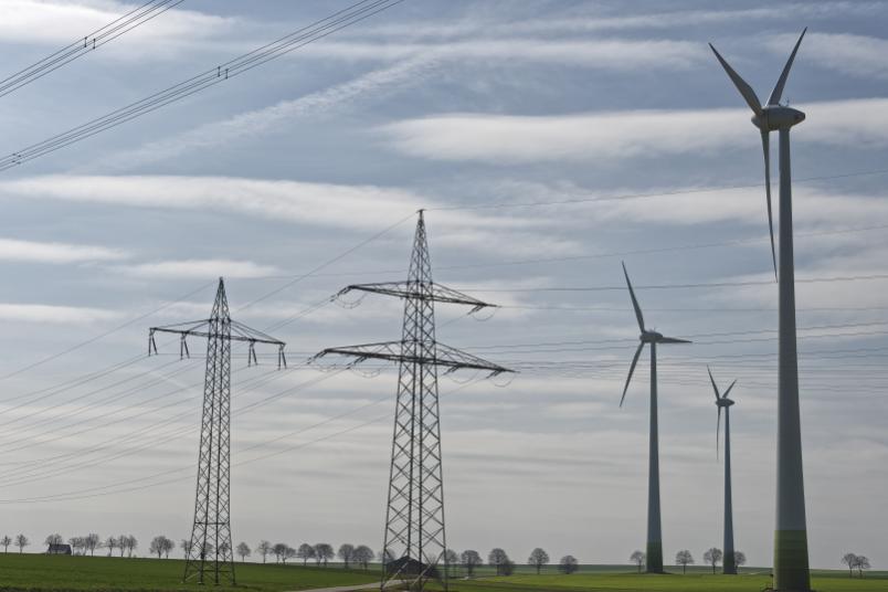 Windräder und Strommasten