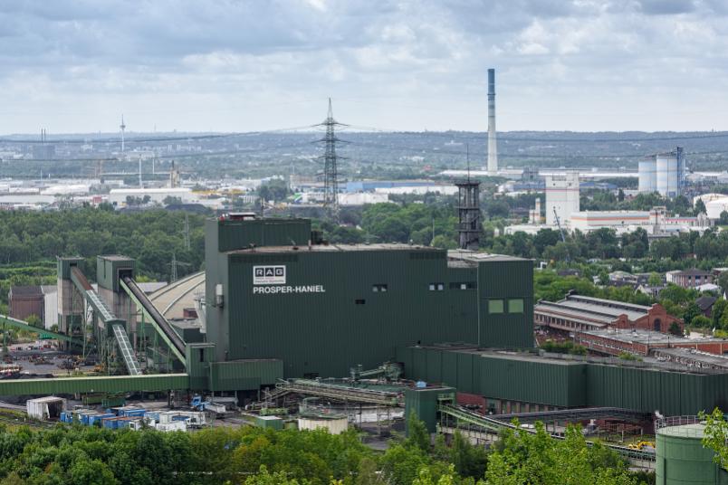 
	Die Zeche Prosper-Haniel in Bottrop ist noch bis Ende 2018 in Betrieb. Anschließend könnte das Gelände zum ersten unterirdischen Pumpspeicherkraftwerk der Welt umfunktioniert werden.
