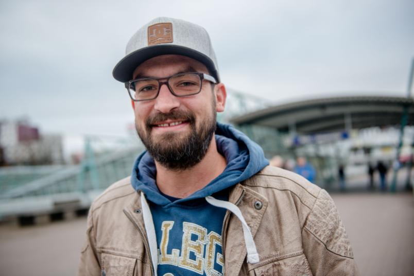 Student vor einer Haltestelle