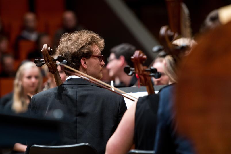 Musiker und Musikinstrumente vor einem Konzert