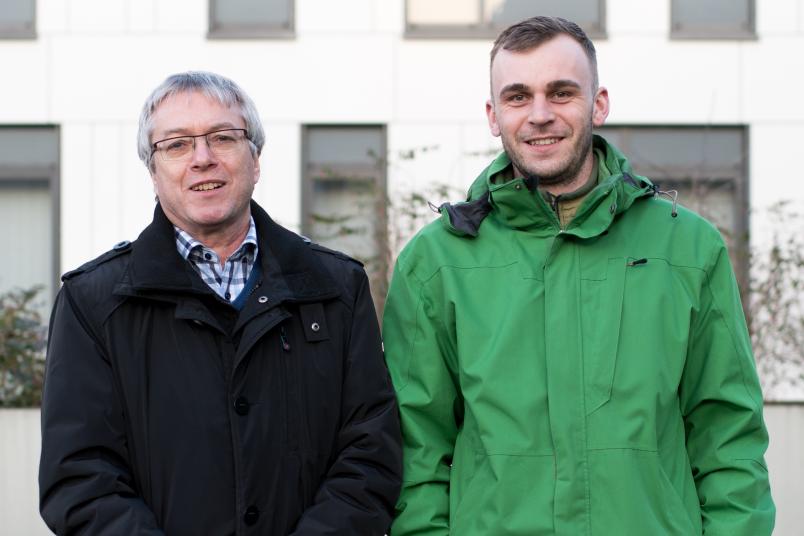 
	Wie grün sind Metropolen und wie gut sind Erholungsgebiete für Bürger zu erreichen? Das hat Ludwig Groß (rechts) in seiner Masterarbeit ermittelt, die von Harald Zepp (links) betreut wurde.
