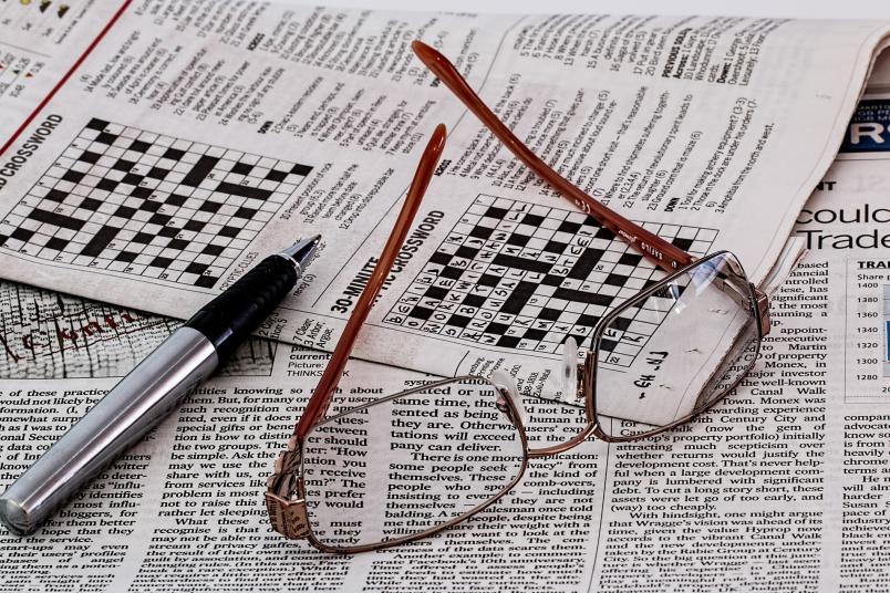 Zeitung mit Brille