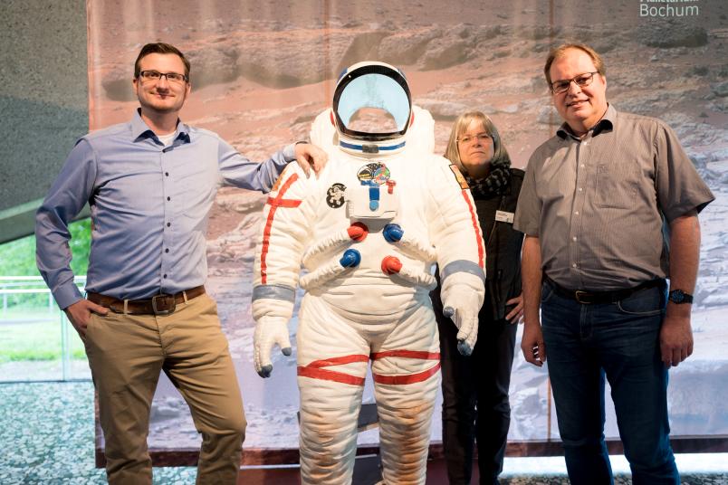 
	Dr. Andreas Rienow, Prof. Dr. Susanne Hüttemeister und Prof. Dr. Carsten Jürgens (von links) sind stolz, das Esero-Büro nach NRW geholt zu haben.
