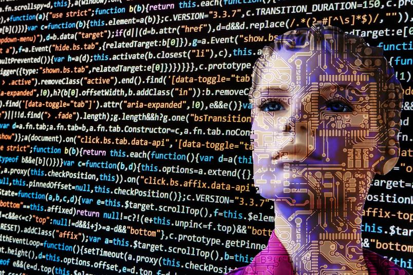 Roboterfrau vor vielen Zahlen, Formeln