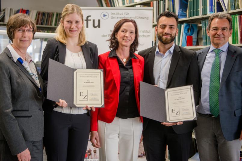 
	Preisträgerin Dr. Nadine Guba mit Promotionsbetreuerin Prof. Dr. Brigitte Werners (linke Seite) und Preisträger Dr. Omar Barekzai mit Promotionsbetreuer Prof. Dr. Bernard Pellens (rechte Seite) sowie Prof. Dr. Marion Steven, Geschäftsführende Direktorin des RUB-Instituts für Unternehmensführung (Mitte)
