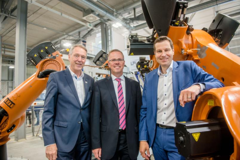 Rektor Axel Schölmerich, Bernd Kuhlenkötter und Oberbürgermeister Thomas Eiskirch (von links) in der Lern- und Forschungsfabrik der RUB