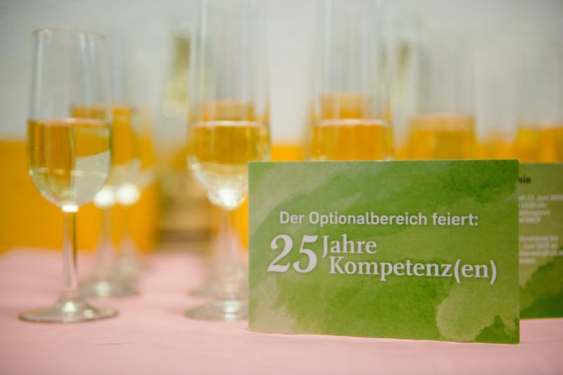 Sektgläser und Einladungskarte