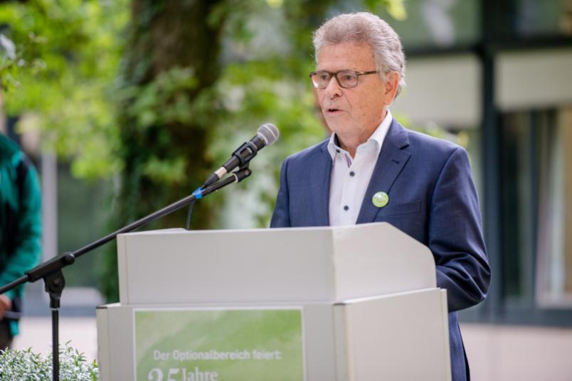 Mann am Rednerpult