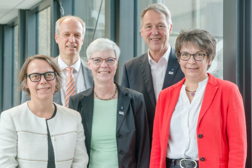 Gruppenbild des Rektorats (von links): Dr. Christina Reinhardt, Prof. Dr. Andreas Ostendorf, Prof. Dr. Kornelia Freitag, Prof. Dr. Axel Schölmerich und Prof. Dr. Uta Hohn