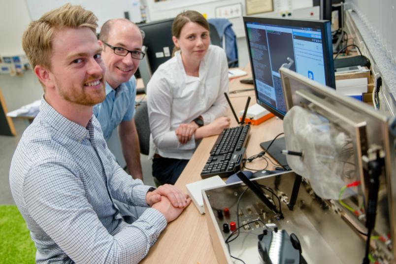 David Rupprecht, Thorsten Holz und Katharina Kohls mit Software Defined Radio