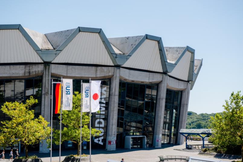 Flaggen Japan, RUB und Deutschland auf dem Campus