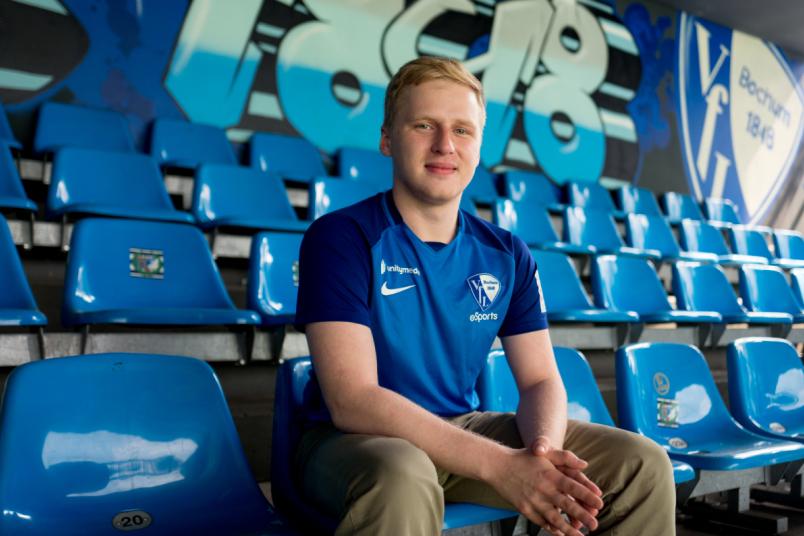 E-Sport-Profi sitzt im Statdion. 