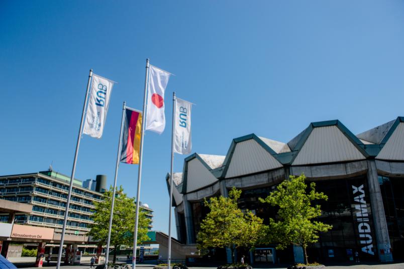 Die Flaggen Japans und Deutschlands wehen anlässlich der ersten International Science Days auf dem Campus der Ruhr-Universität Bochum - hier vor dem Audimax.