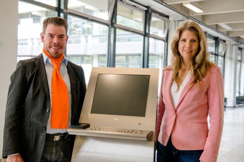 
	Arnulf Schüffler und Annette Kluge vom Lehrstuhl Wirtschaftspsychologie mit dem selbst entwickelten Exponat.
