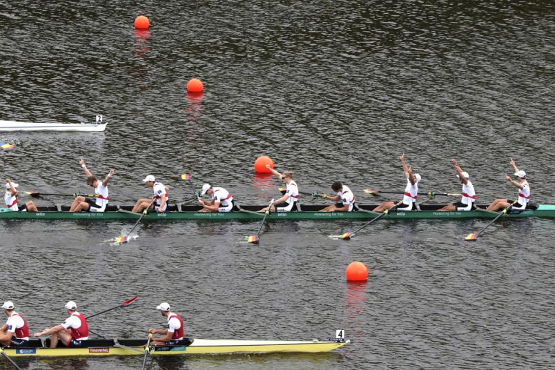 Männer jubeln in einem Ruderboot