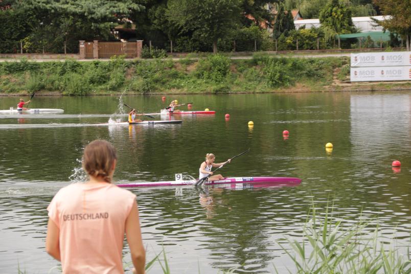 Kanufahrerinnen auf einem Fluss