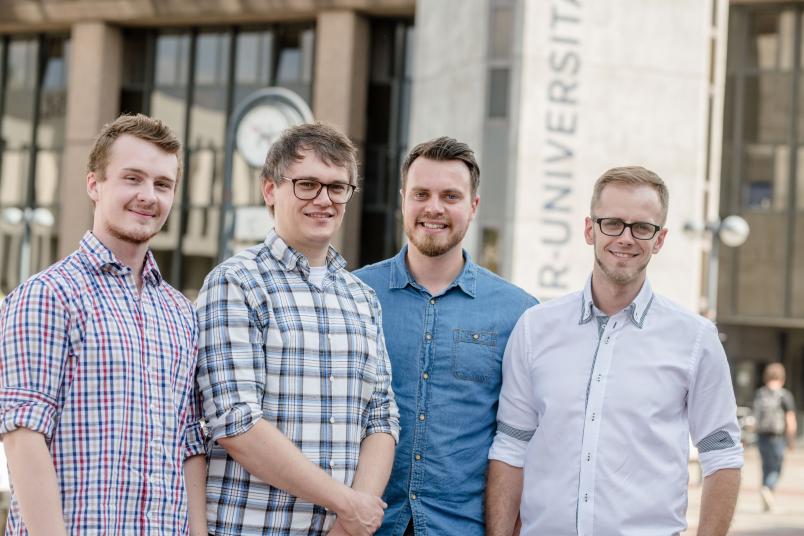 Gruppenbild der Gründer Maximilian Topp, Kai Lichtenberg, Christian Els und Arkadius Gombos (von links).