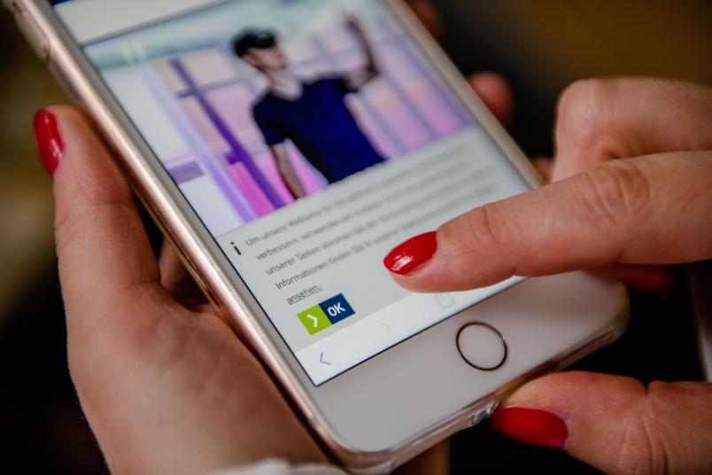 Cookie-Banner der RUB-Webseite auf einem Smartphone
