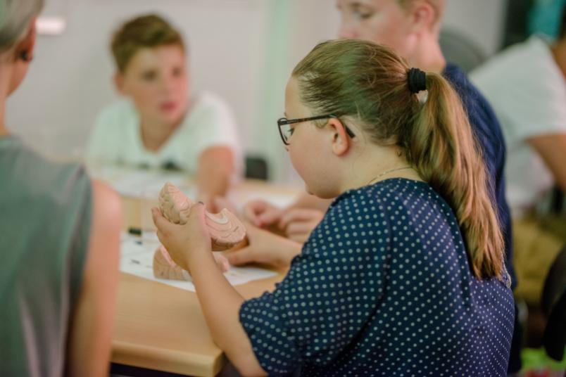 Kinder spielen mit Modellen