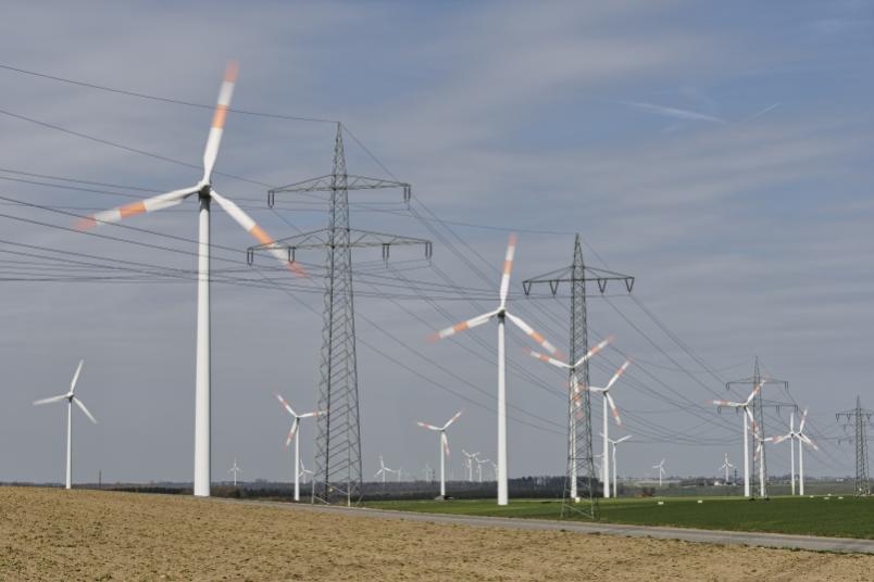 Windräder auf einem Feld