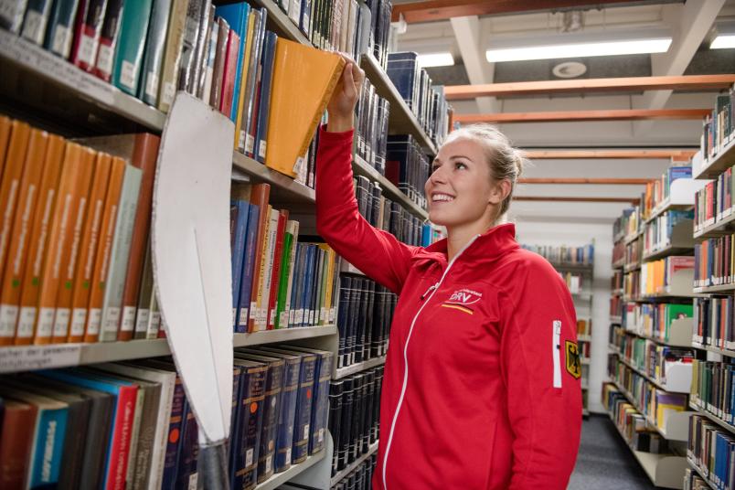 Rudererin in Bibliothek