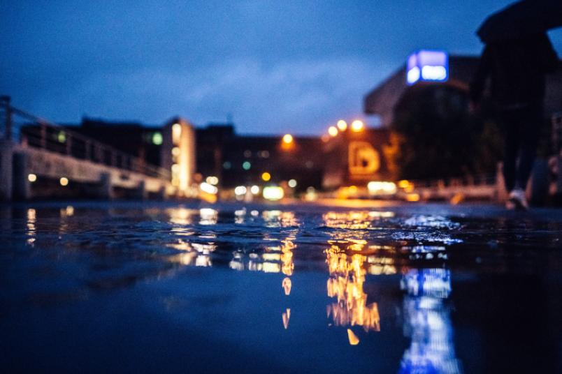 Der Campus bei Nacht und verregnet.