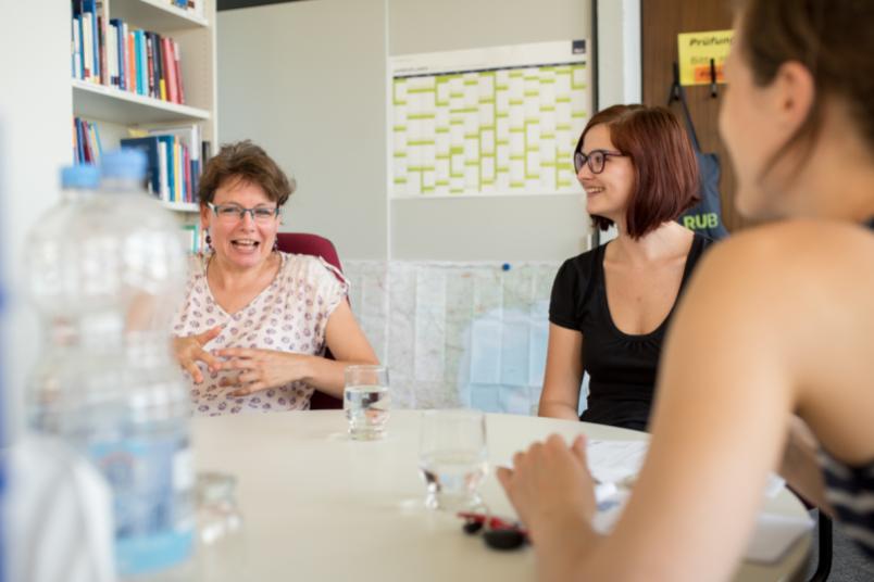 Professorin und Studentin führen ein Gespräch.