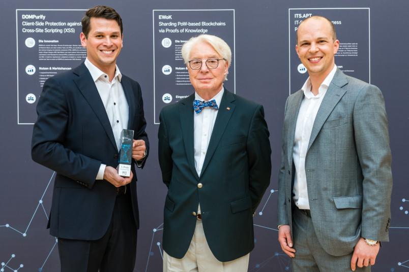 Die Geschäftsführer von Physec, Christian Zenger (links) und Heiko Koepke, zusammen mit dem Stifter Horst Görtz (Mitte).