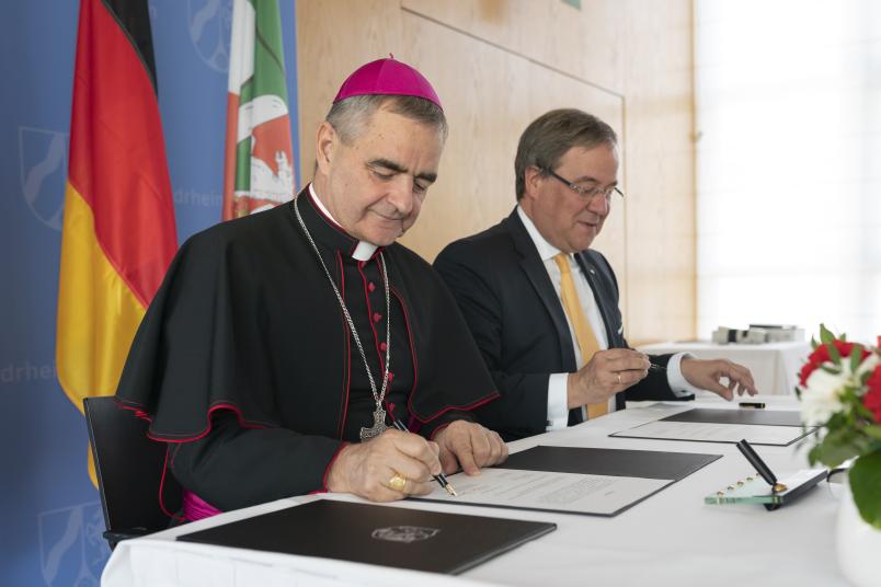 Erzbischof Nikola Eterović (links) und Ministerpräsident Armin Laschet bei der Unterzeichnung der diplomatischen Noten in Düsseldorf.