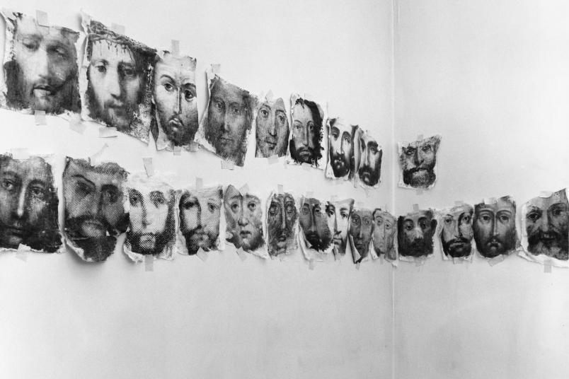 Kunstwerk mit Gesichtern