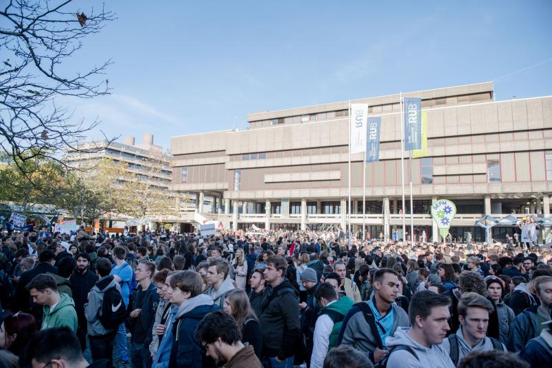 Erstsemesterbegrüßung: Die neuen Studentinnen und Studenten auf dem Audimax der RUB