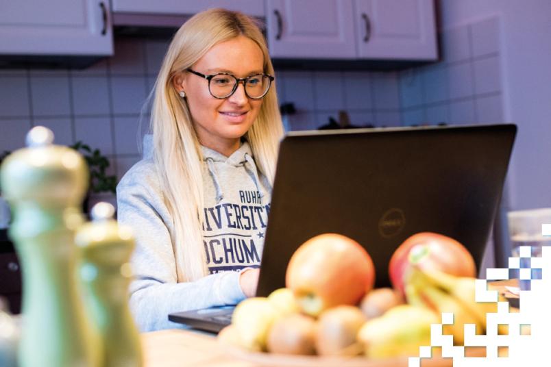 Studentin am Küchentisch