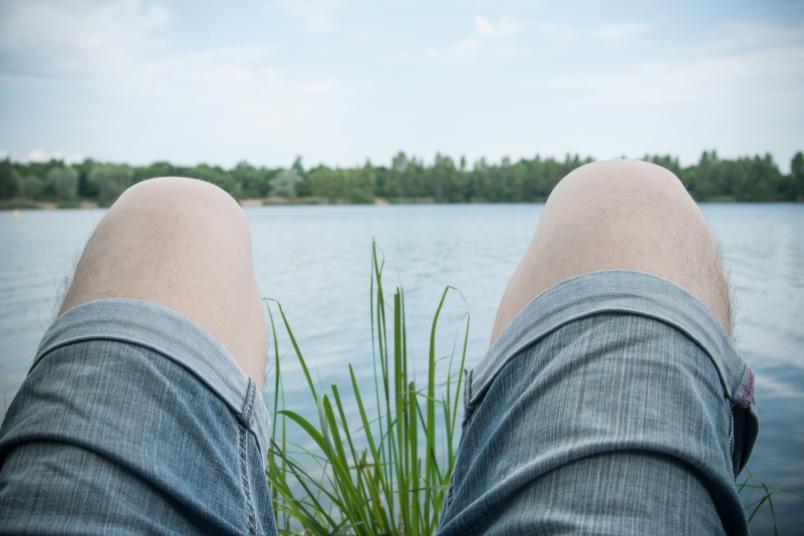 Knie eines jungen Mannes