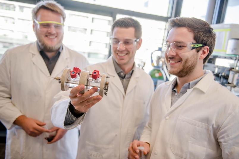 Forscherteam mit Elektrolysezelle