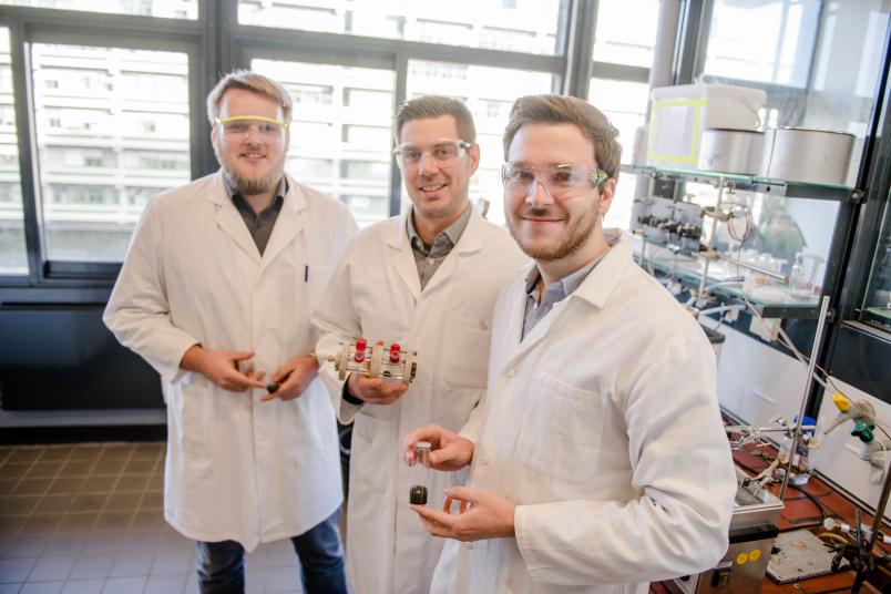 Forscherteam mit Elektrolysezelle