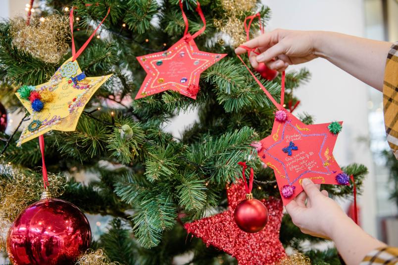 Sterne an einem Weihnachtsbaum