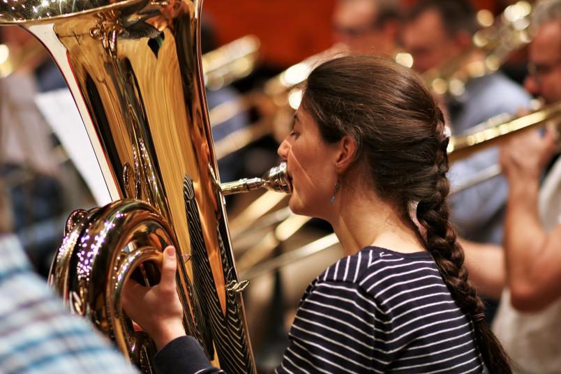 Eine junge Frau spielt Tuba.