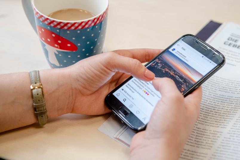 Ein Smartphone, auf dem ein Instagram-Post zu sehen ist