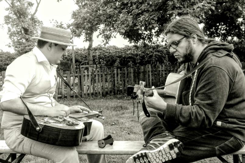 
	Murat Kayi (links) und Maik Goth spielen im Blue Square Songs der Dire Straits.
