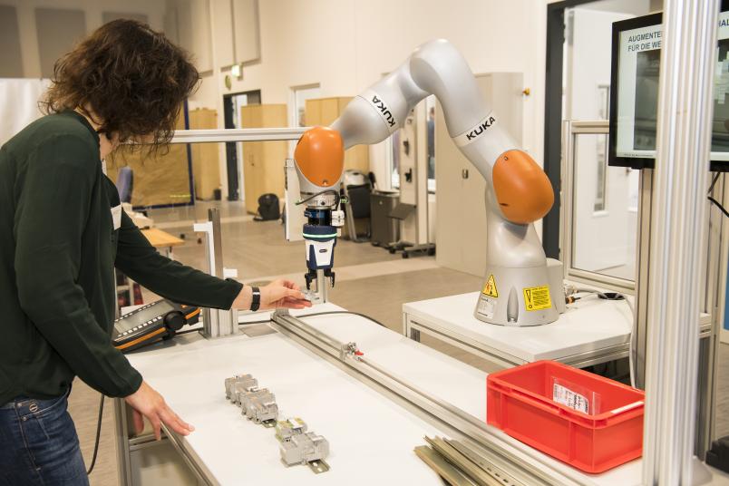 In der Lern- und Forschungsfabrik der RUB haben 20 Betriebsräte mit ihrem Studium begonnen – unter ihnen Birgit Bäumker, die hier Hand anlegt.