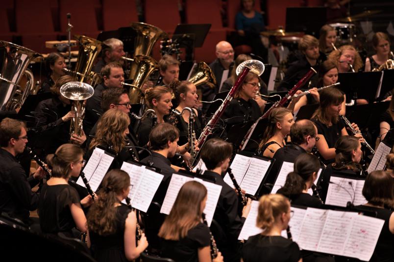 Orchester spielt