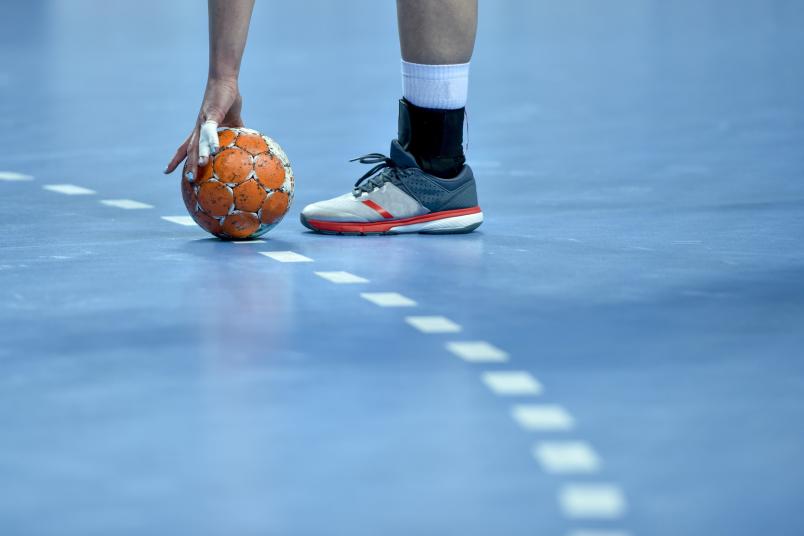 Handball auf Hallenboden