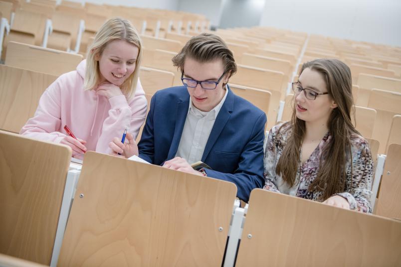 <div>
Schon in der Schulzeit können Jugendliche Vorlesungen an der RUB besuchen.</div>