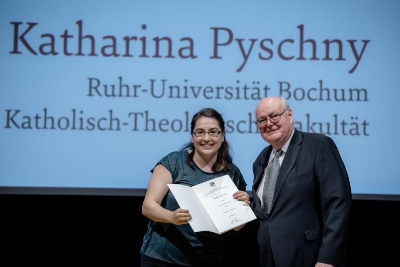 Katharina Pyschny erhält in Düsseldorf die Aufnahmeurkunde vom Präsidenten der Akademie, Prof. Dr. Wolfgang Löwer.