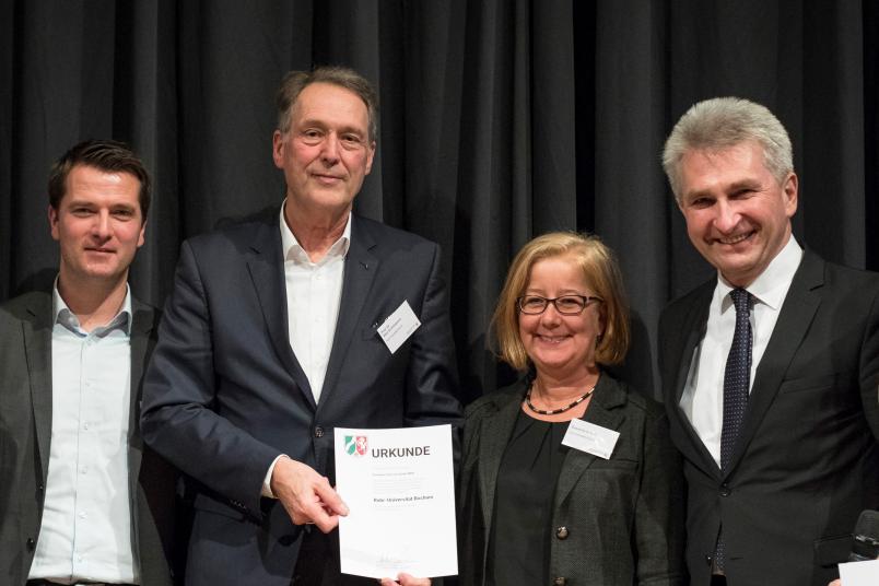 Die Bochumer Delegation um Marc Seelbach, Rektor Axel Schölmerich und Susanne Schult (von links) mit NRW-Wirtschaftsminister Andreas Pinkwart