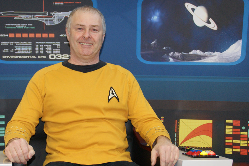 Mann in Star-Trek-Uniform