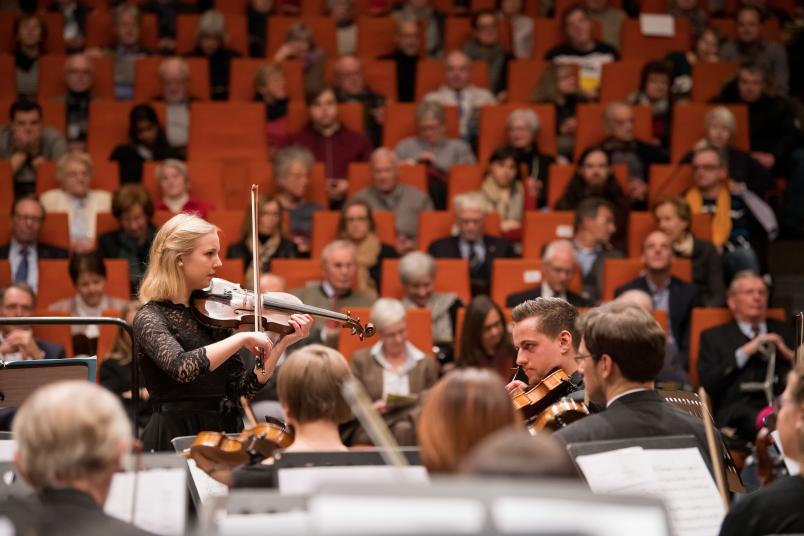 Große Bühne im Audimax: Das Universitätsorchester hat vor vollen Rängen gespielt.
